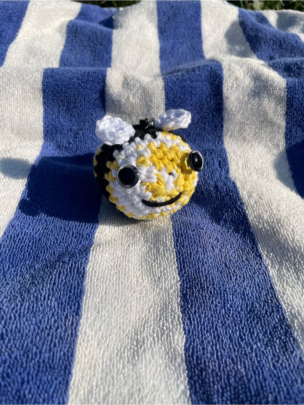 Handmade Crochet mini Bee keychain - Yellow, White & Black - long smile embroidy - Picture 14 of 15